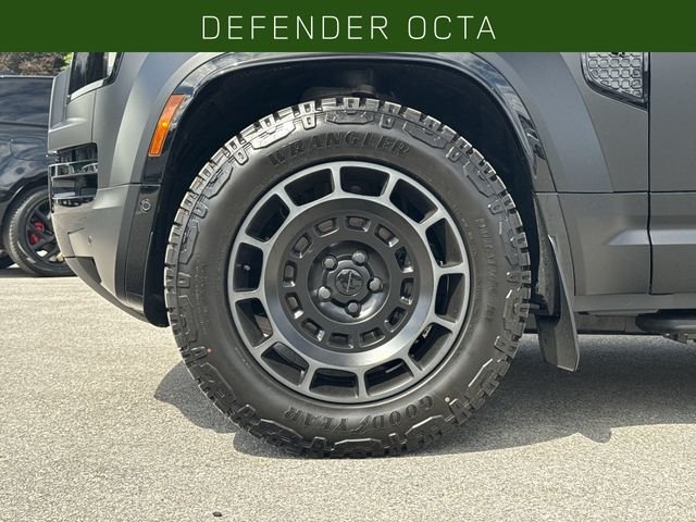 New 2026 Narvik Black Land Rover OCTA image 9