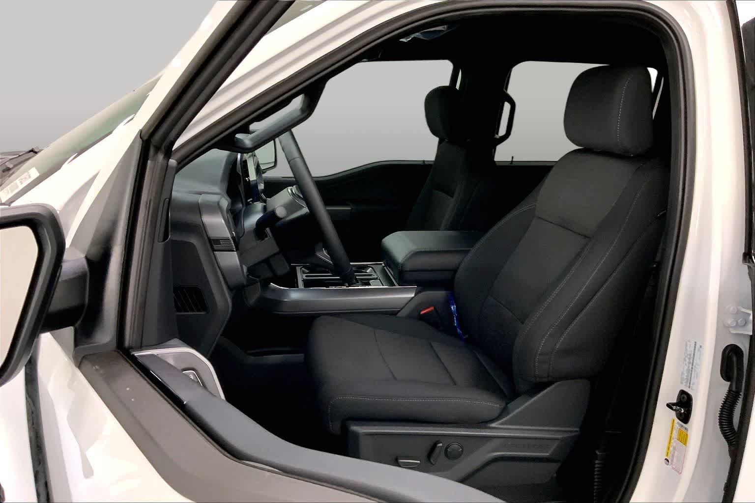 New 2026 Oxford White Ford XLT image 8