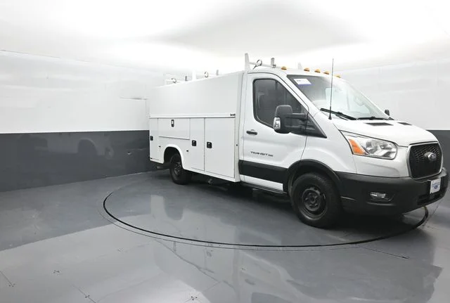Used 2020 Oxford White Ford Cutaway Utility Box image 2
