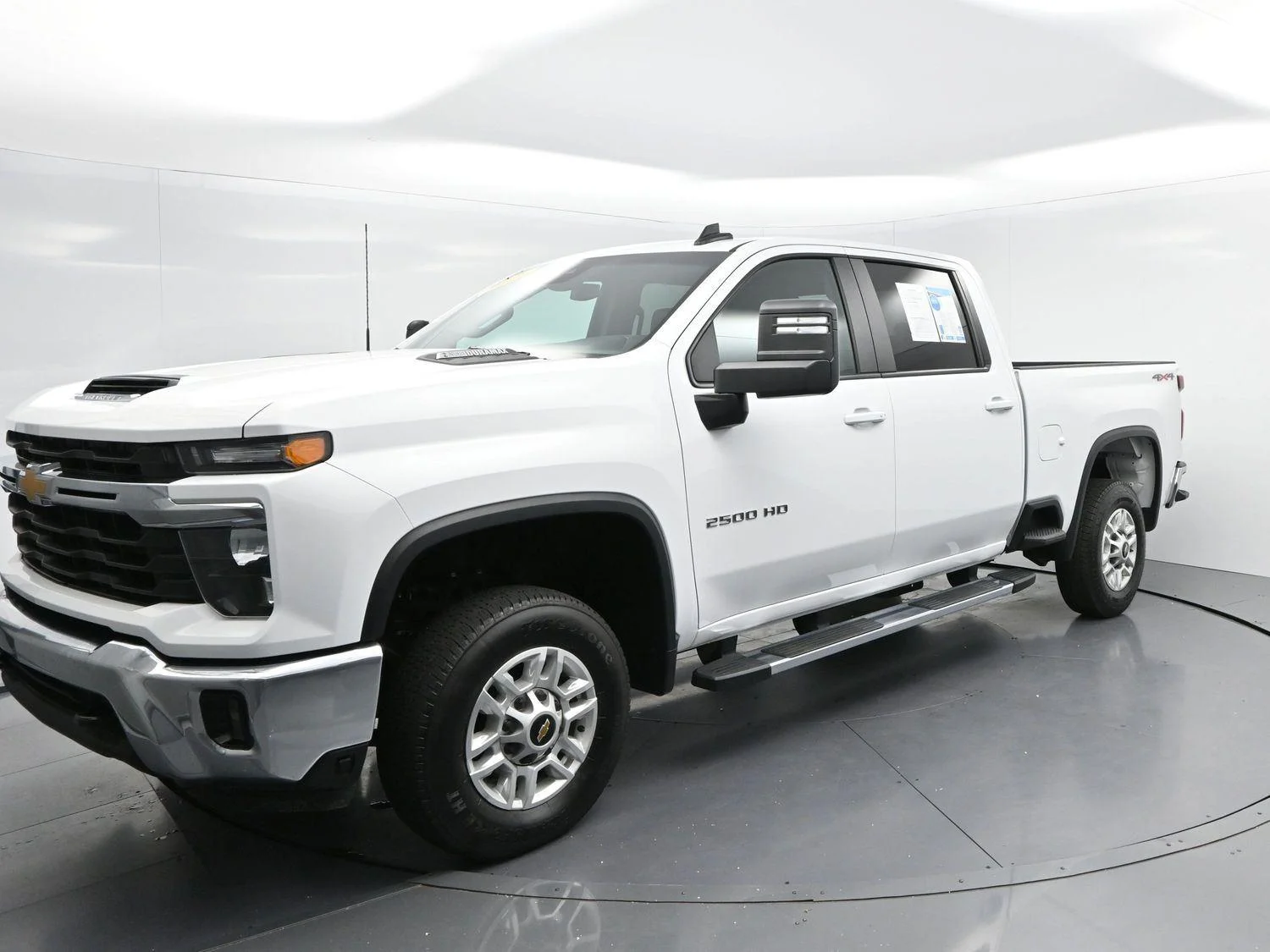 Used 2025 Summit White Chevrolet LT image 3
