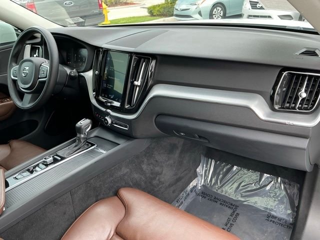 Used 2019 White Volvo T5 Momentum image 47