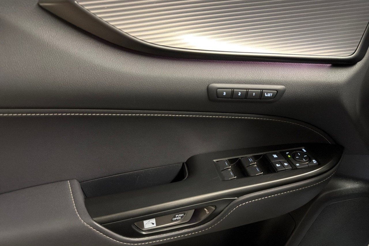 Used 2024 Ultra White Lexus NX 450h+ F SPORT Handling image 10