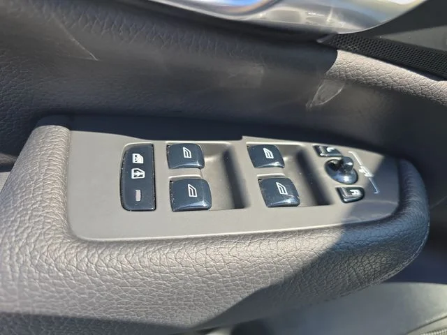 Used 2017 Silver Volvo T6 Momentum image 30