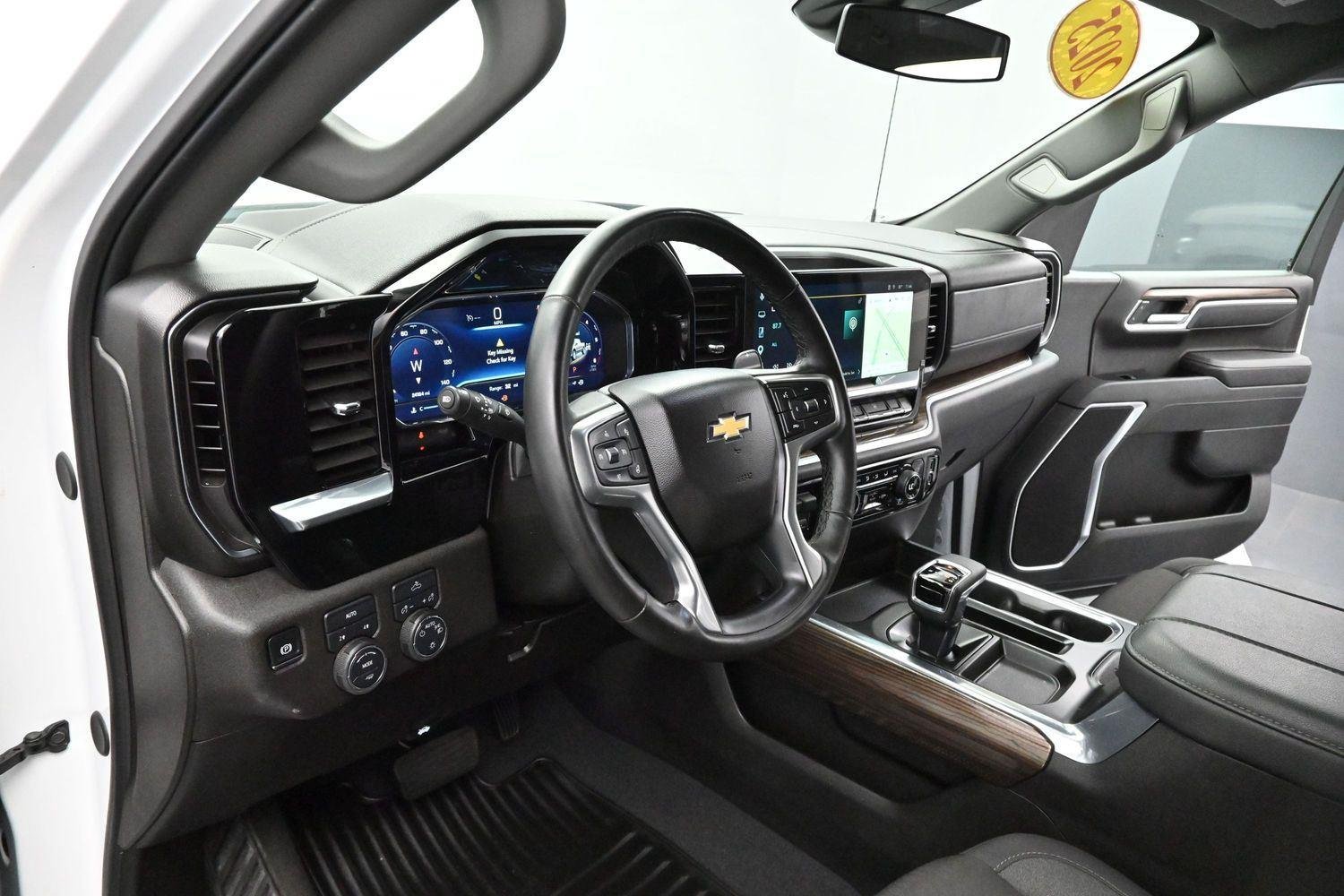 Used 2025 Summit White Chevrolet LT image 13