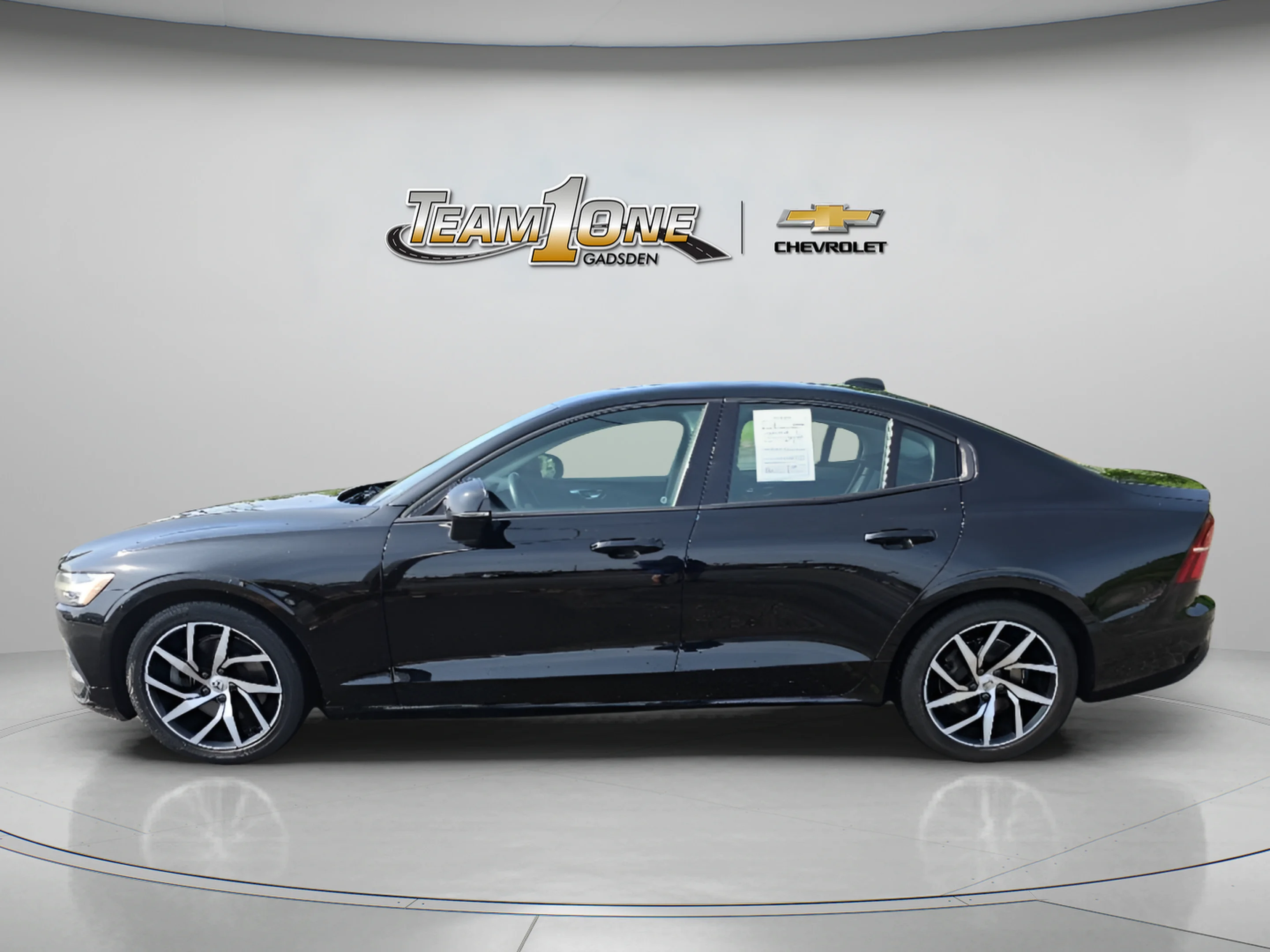 Used 2020 Black Volvo Momentum image 4