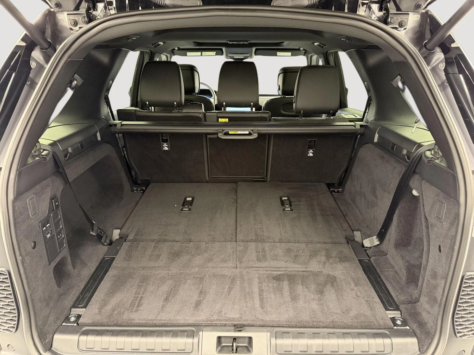 Used 2025  LAND ROVER SE image 25