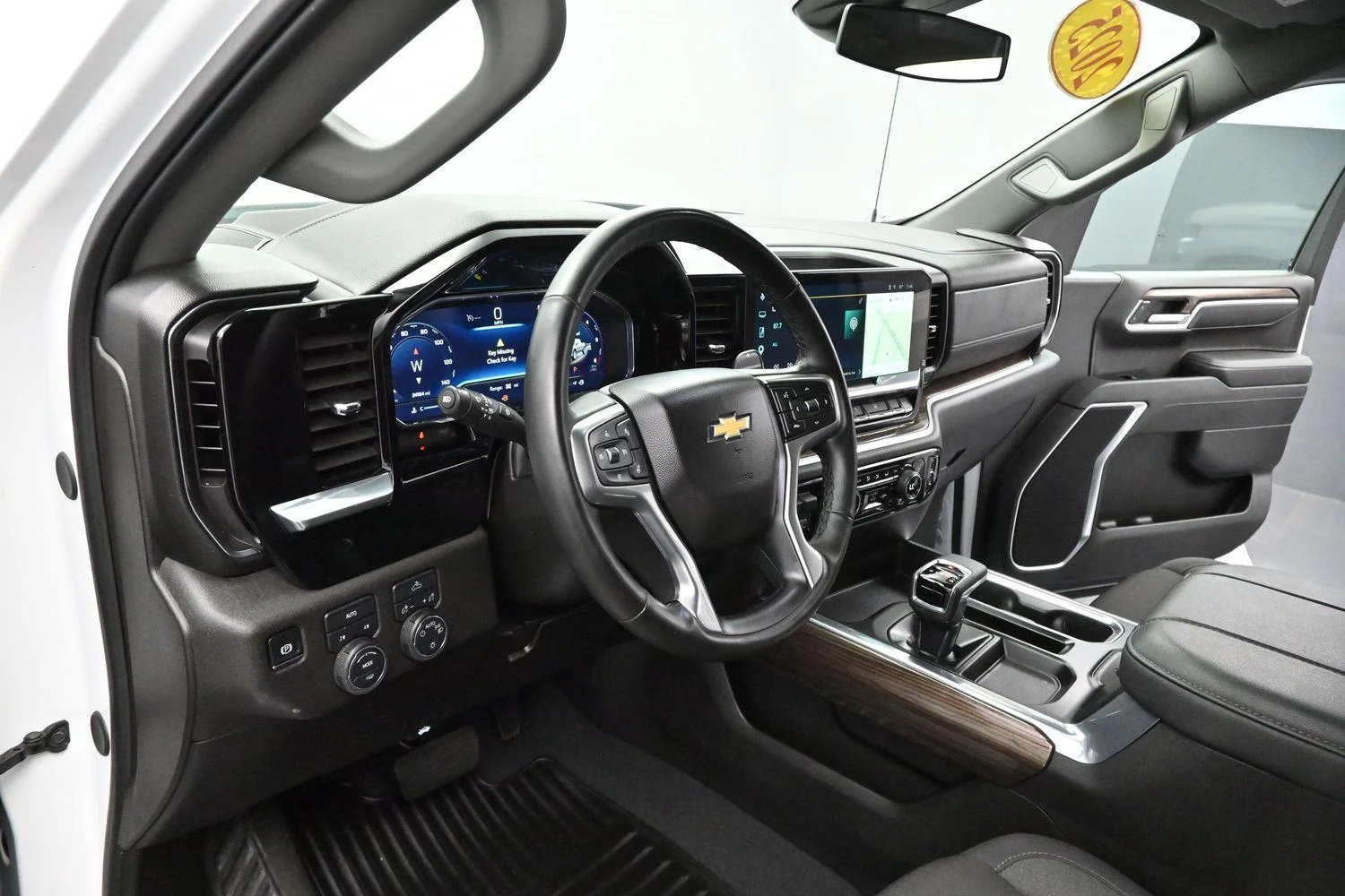 Used 2025 Summit White Chevrolet LT image 13