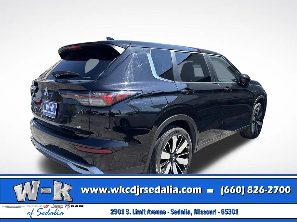 Used 2025 Black Mitsubishi SE image 7
