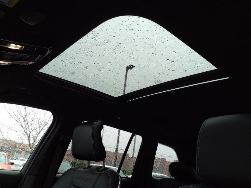 New 2024 Diamond Black Crystal Pearl-Coat Exterior Paint Jeep Overland image 8