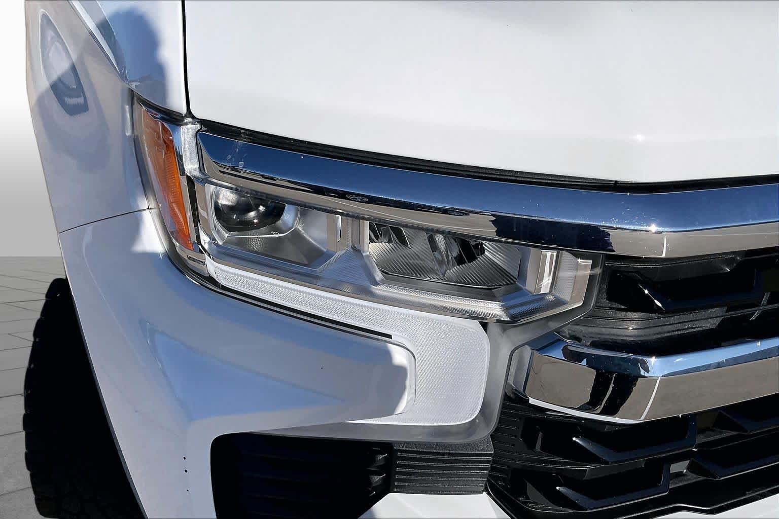 Used 2025 Summit White Chevrolet LT image 26