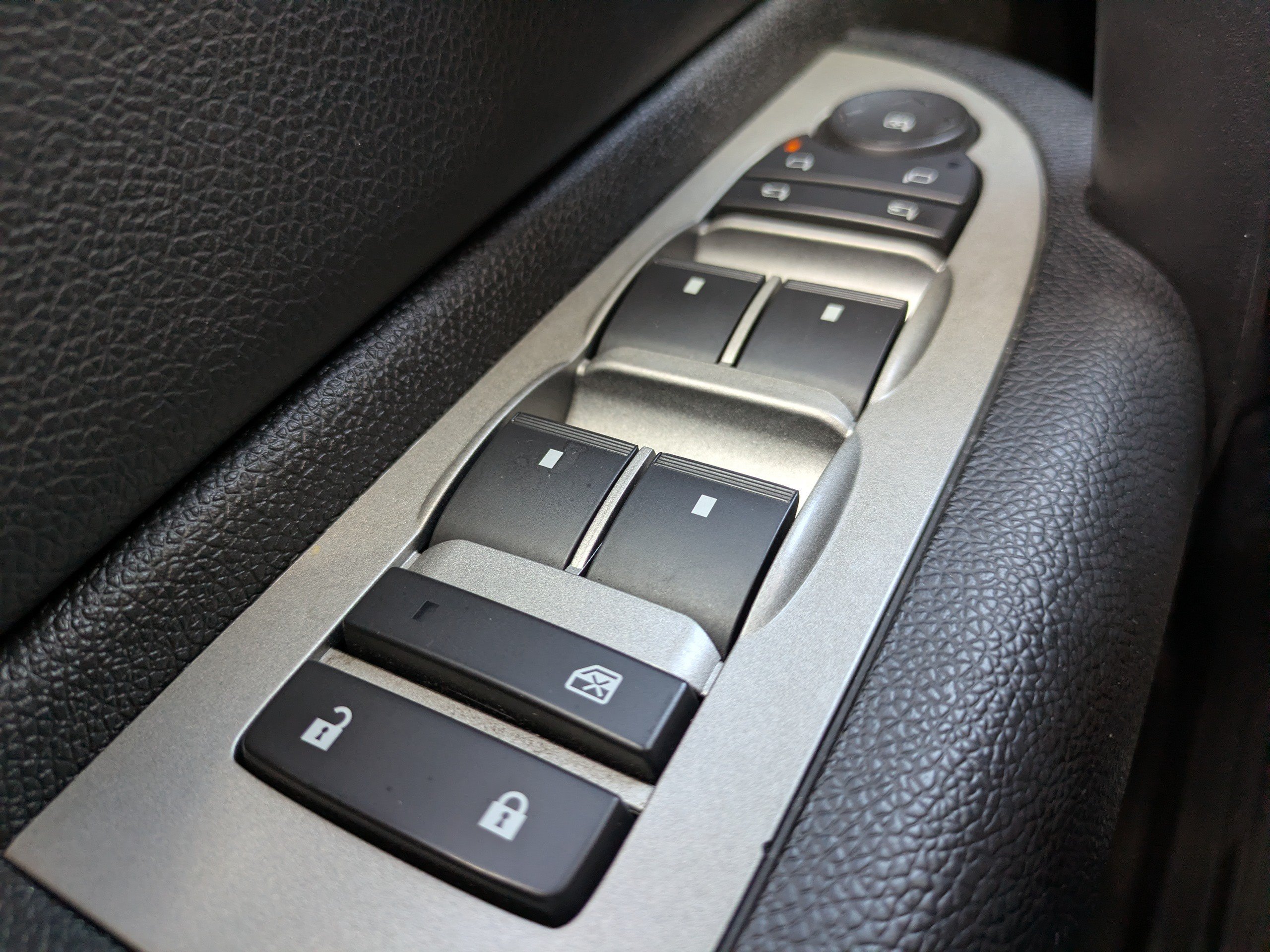 Used 2009 Summit White GMC SLE image 18