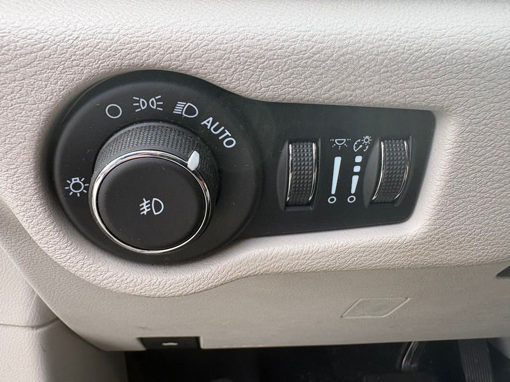 Used 2022 White Chrysler Touring L image 15