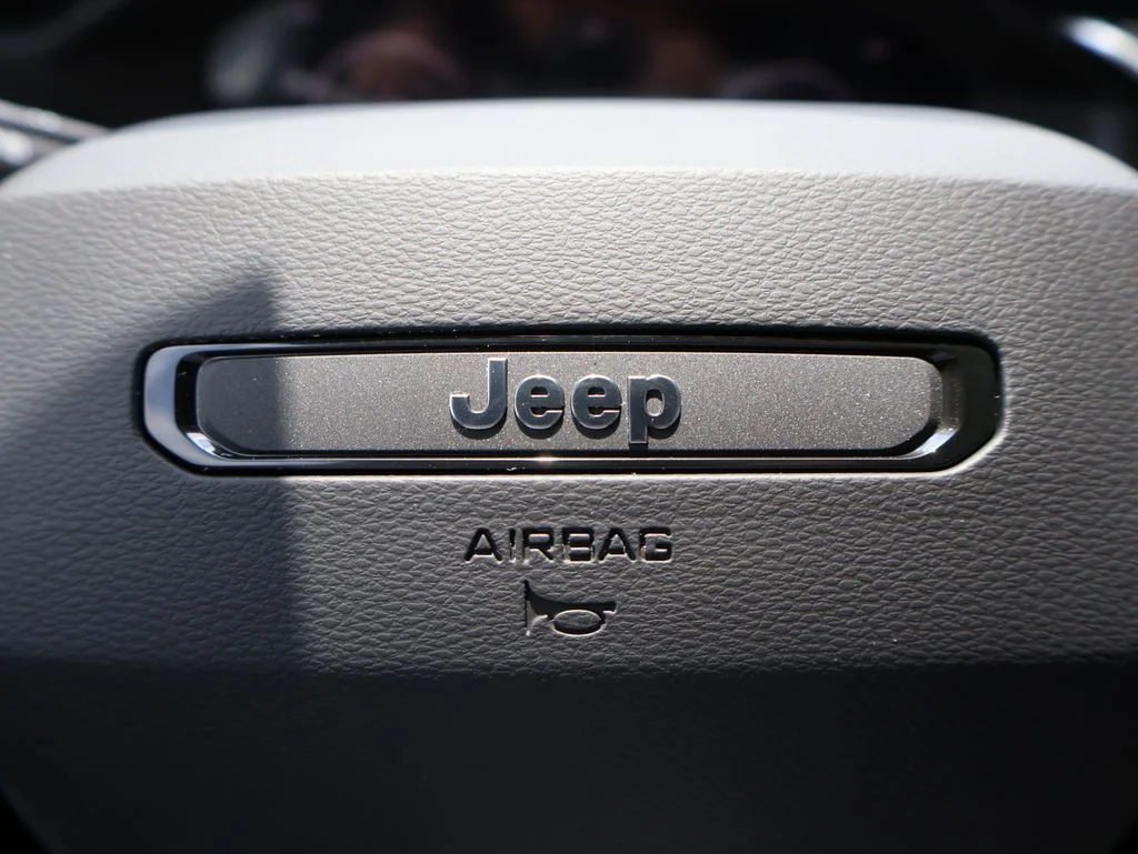 New 2026 Bright White Clear-Coat Exterior Paint Jeep Laredo image 26