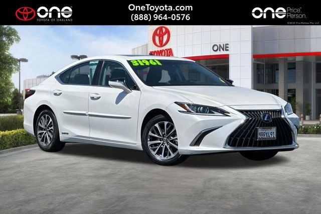2022 Lexus ES 300h 300h's photo