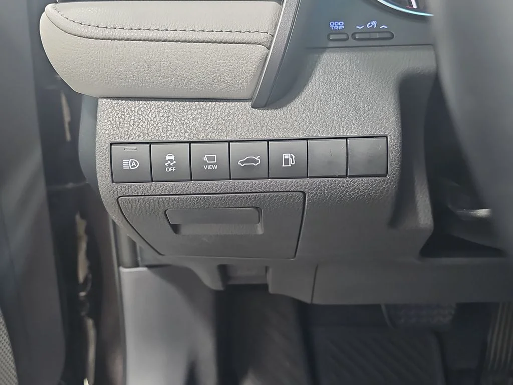 Used 2018 Brown Toyota XLE image 28