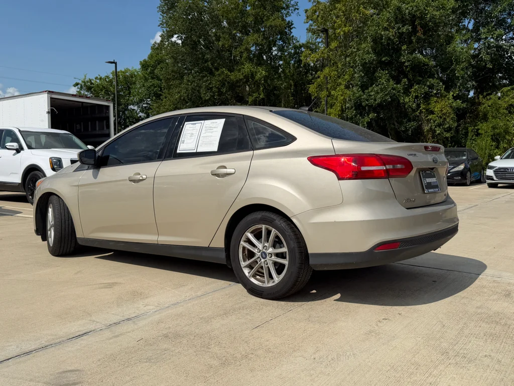 Used 2018 White Gold Metallic Ford SE image 3