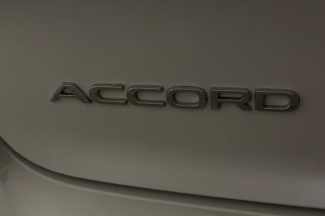 Certified Used 2025 Platinum White Pearl Honda SE image 10