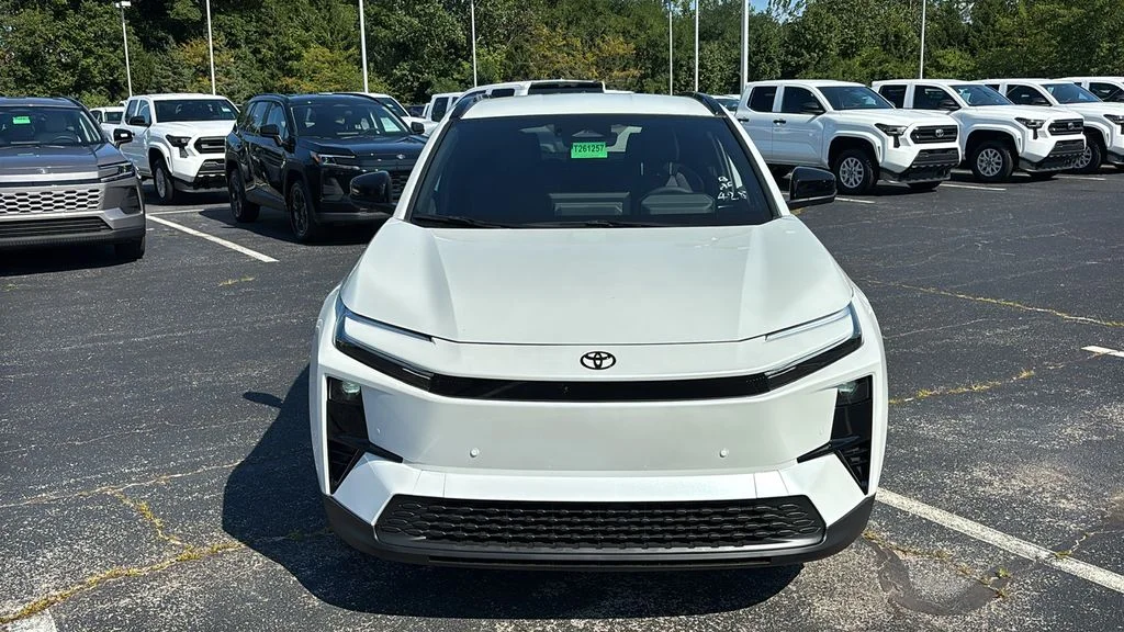 2026 Toyota C-HR XSE - Photo 8