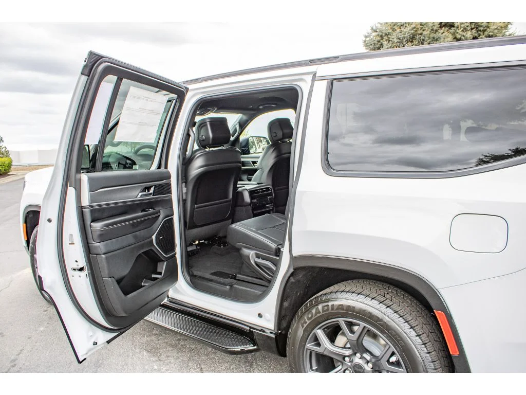 New 2026 Bright White Clear-Coat Exterior Paint Jeep Limited Altitude image 16