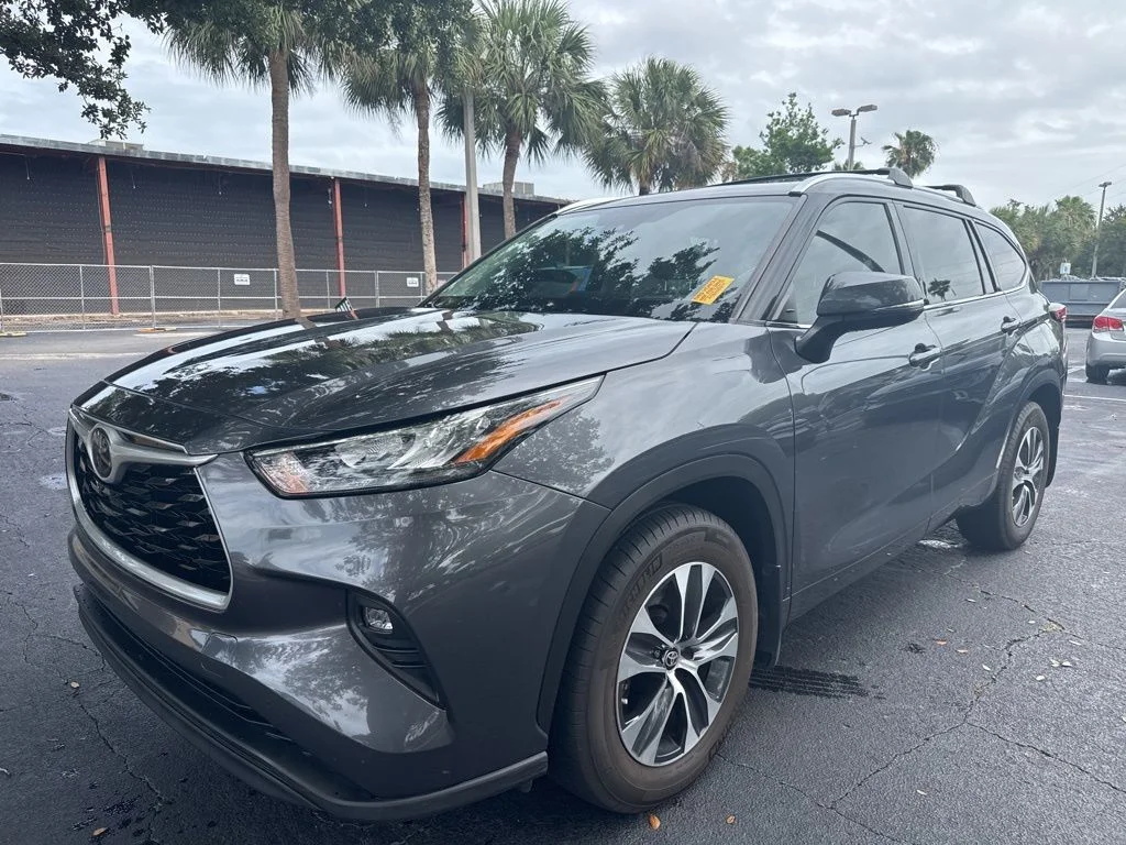 Used 2020 Magnetic Gray Metallic Toyota XLE image 1