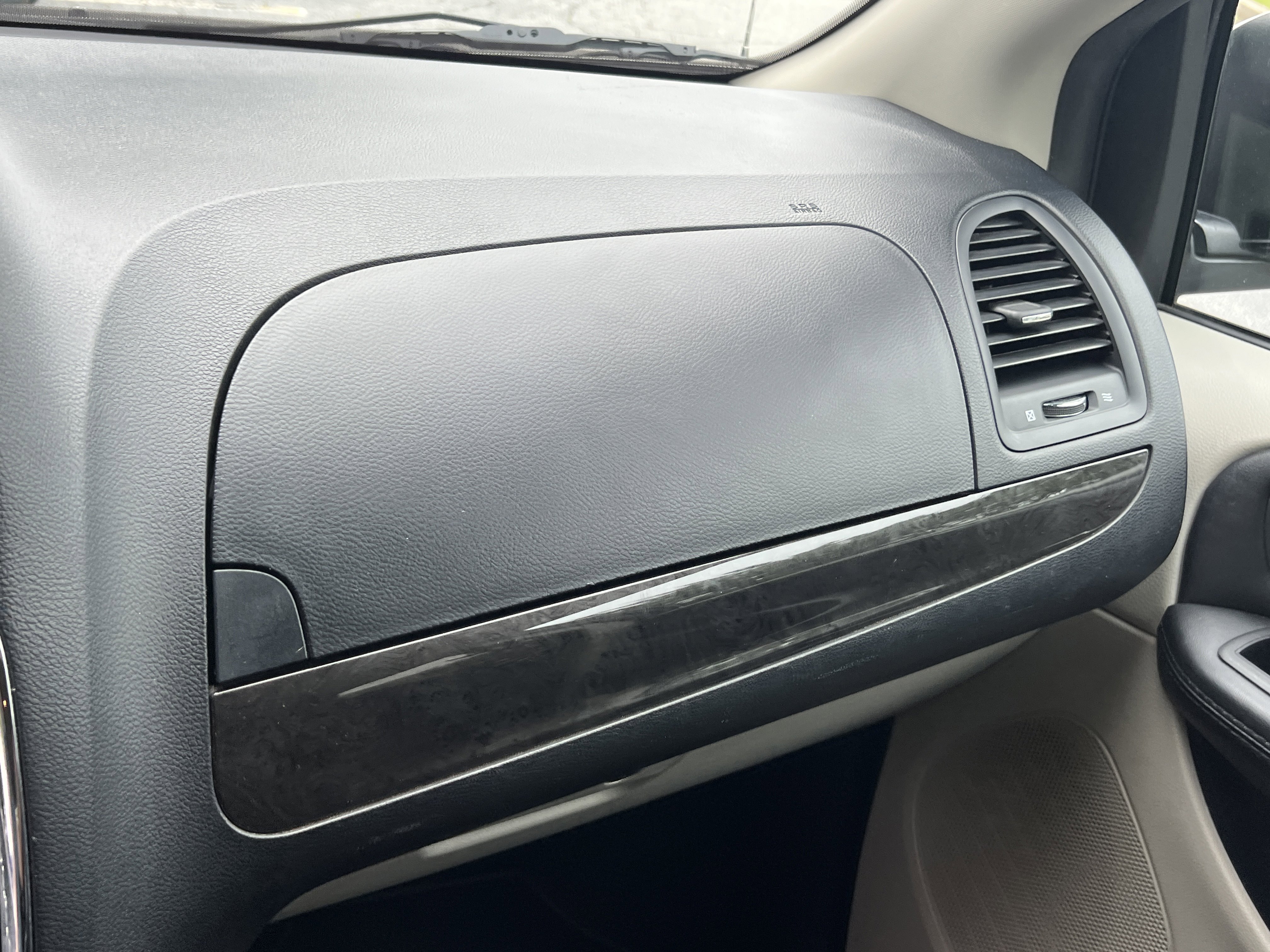 Used 2019 Black Onyx Crystal Pearlcoat Dodge SE image 30