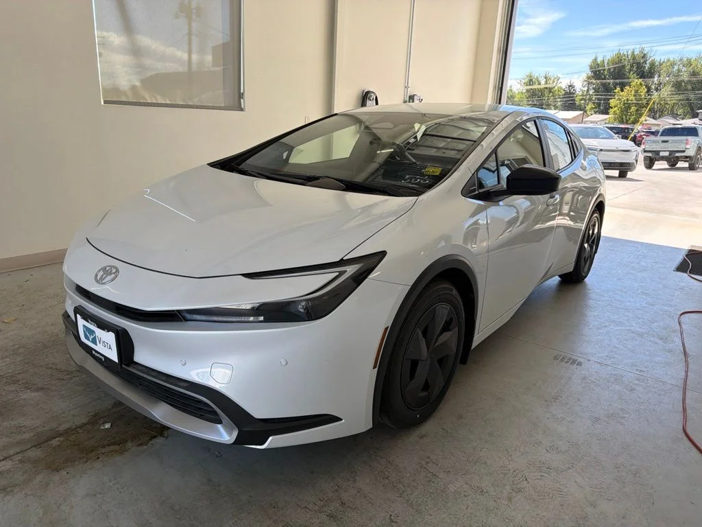 New 2026 Wind Chill Pearl <sup>1</sup> Toyota  SE image 3