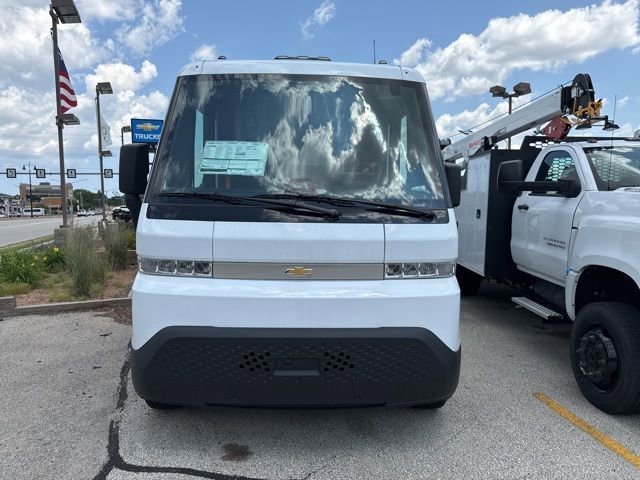 New 2025 Oyster White Chevrolet AWD 400 image 2