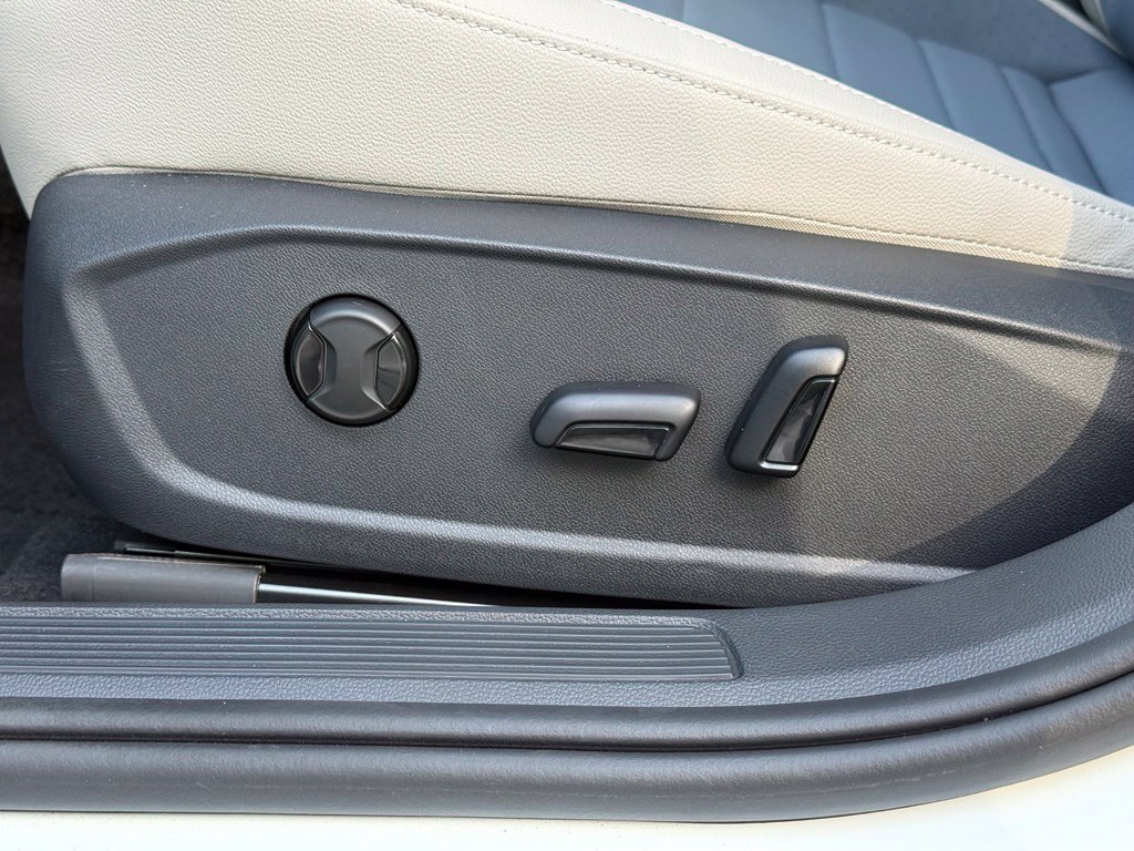 New 2026 Opal White Pearl Volkswagen 1.5T SE image 12
