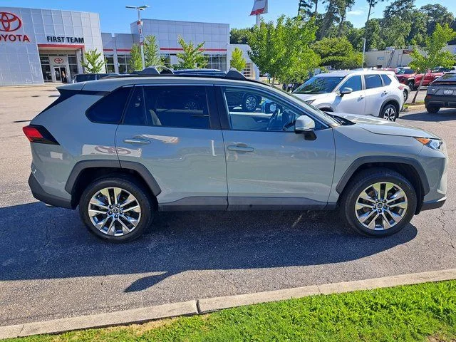 Certified Used 2020  Toyota XLE Premium image 6