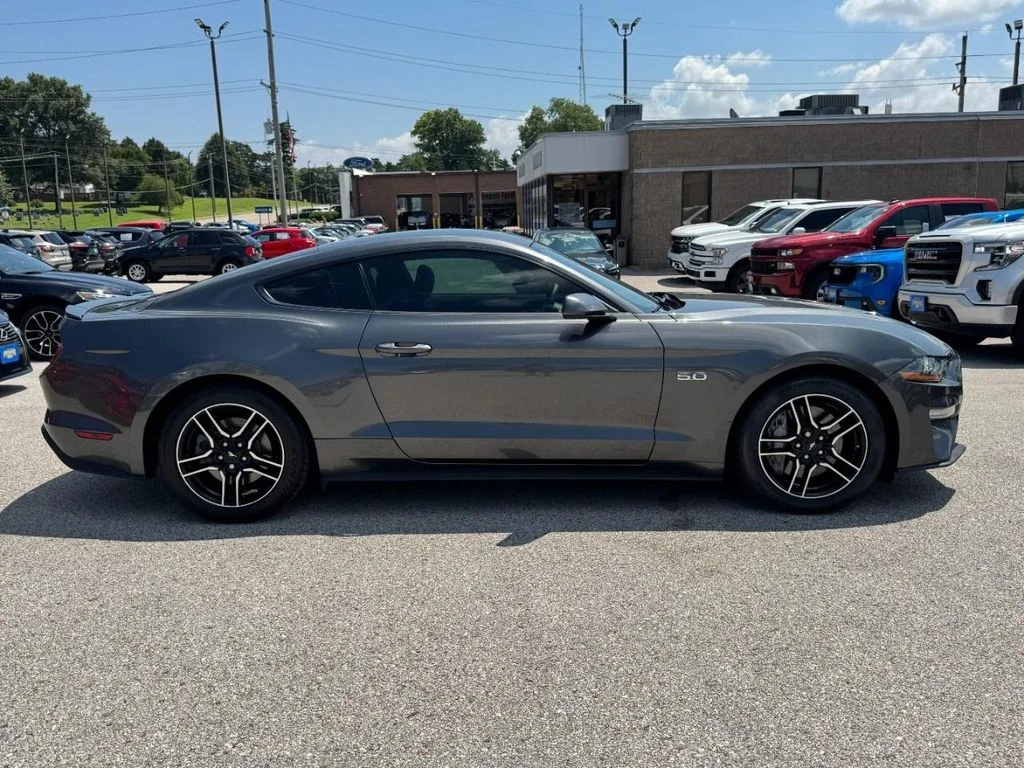 Used 2019 Magnetic Metallic Ford GT Premium image 2
