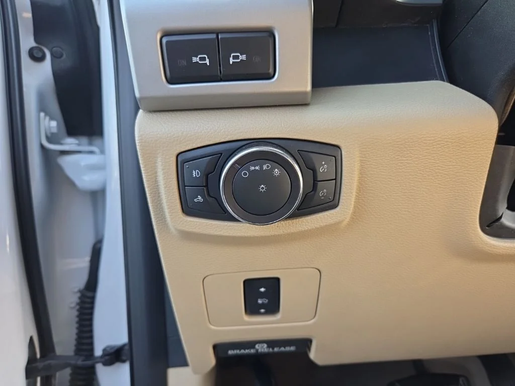 Used 2019 White Ford Lariat image 38