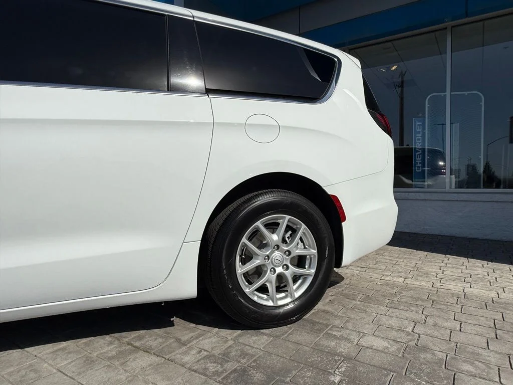 Used 2025 White Chrysler Select image 6