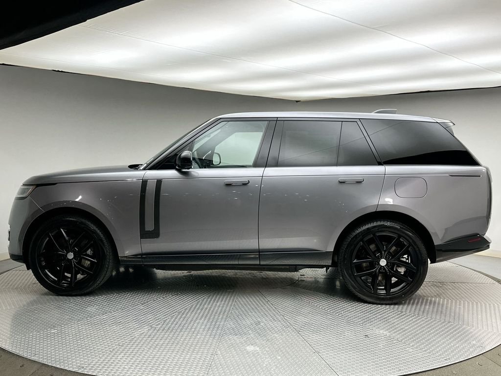 Used 2025  Land Rover SE image 10