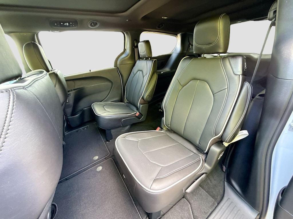 New 2027 Bright White Clear-Coat Exterior Paint Chrysler Limited image 26