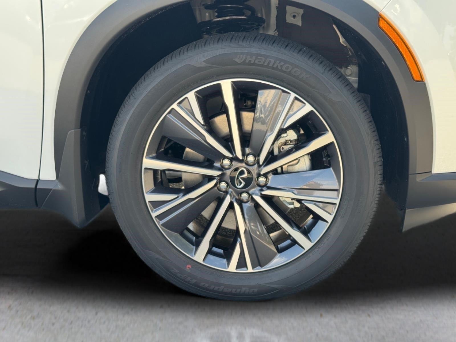 New 2027 RADIANT WHITE INFINITI Luxe FWD image 9