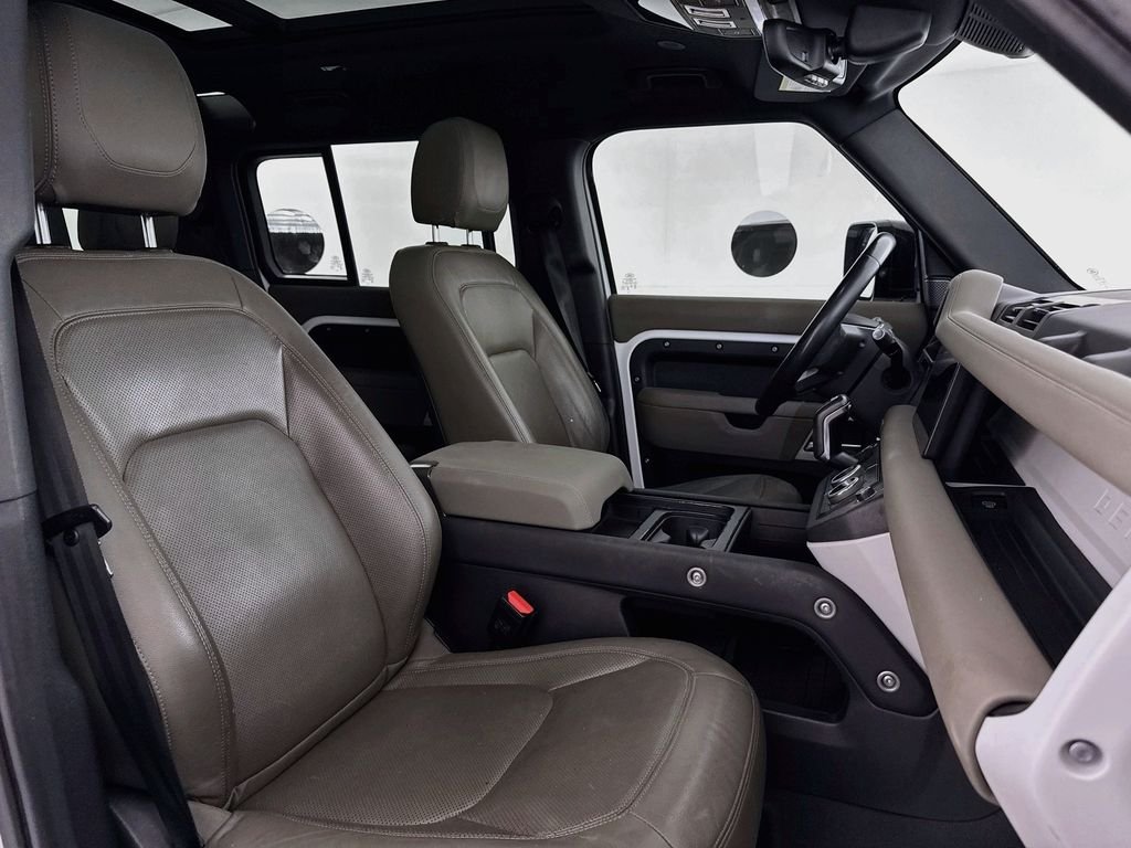 Used 2023 White Land Rover SE image 29