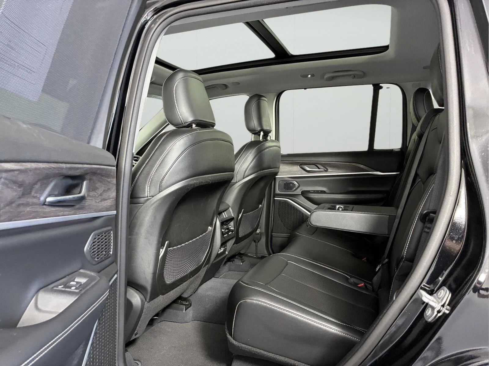 Used 2023 Diamond Black Crystal Pearlcoat Jeep 4xe image 34