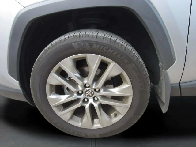 Used 2025 Silver Sky Metallic Toyota XLE Premium image 5