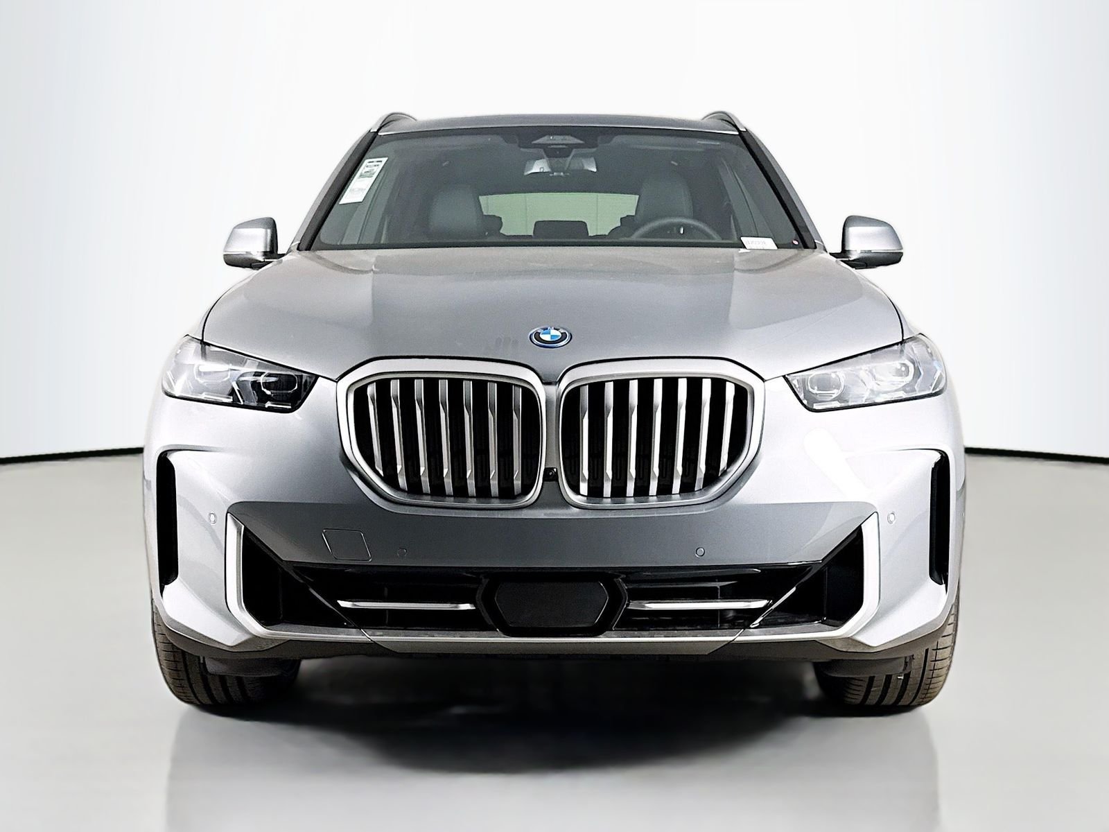 New 2026 Skyscraper Grey Metallic BMW xDrive50e image 2