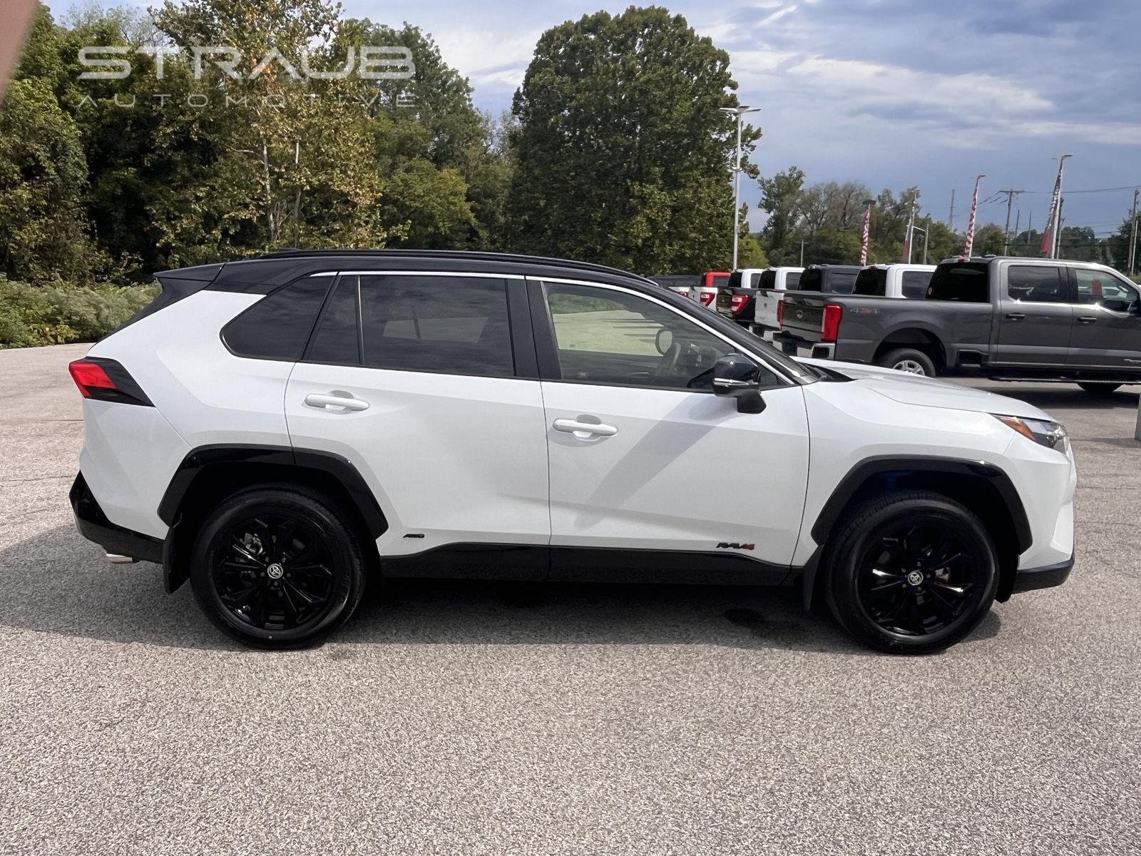 Used 2017 Blizzard Pearl Toyota Limited image 9