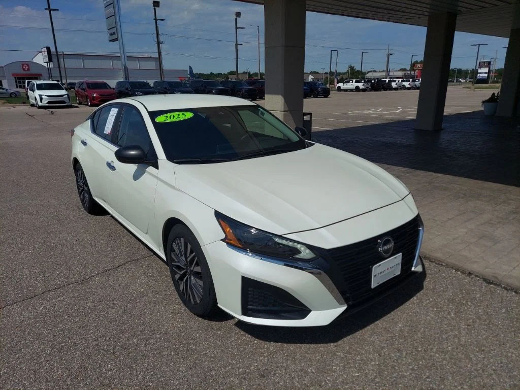 Certified Used 2025 White Nissan 2.5 SV image 1