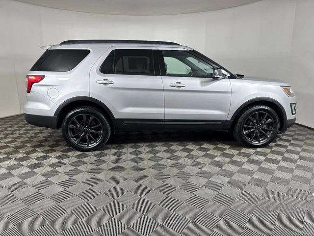 Used 2017 Ingot Silver Ford XLT image 2