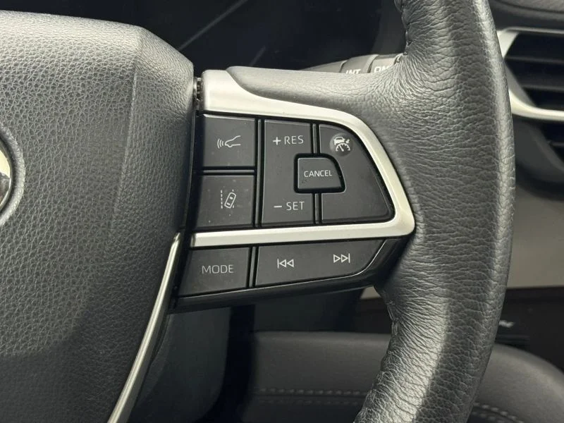 Used 2023  Toyota XLE Minivan 4D image 15