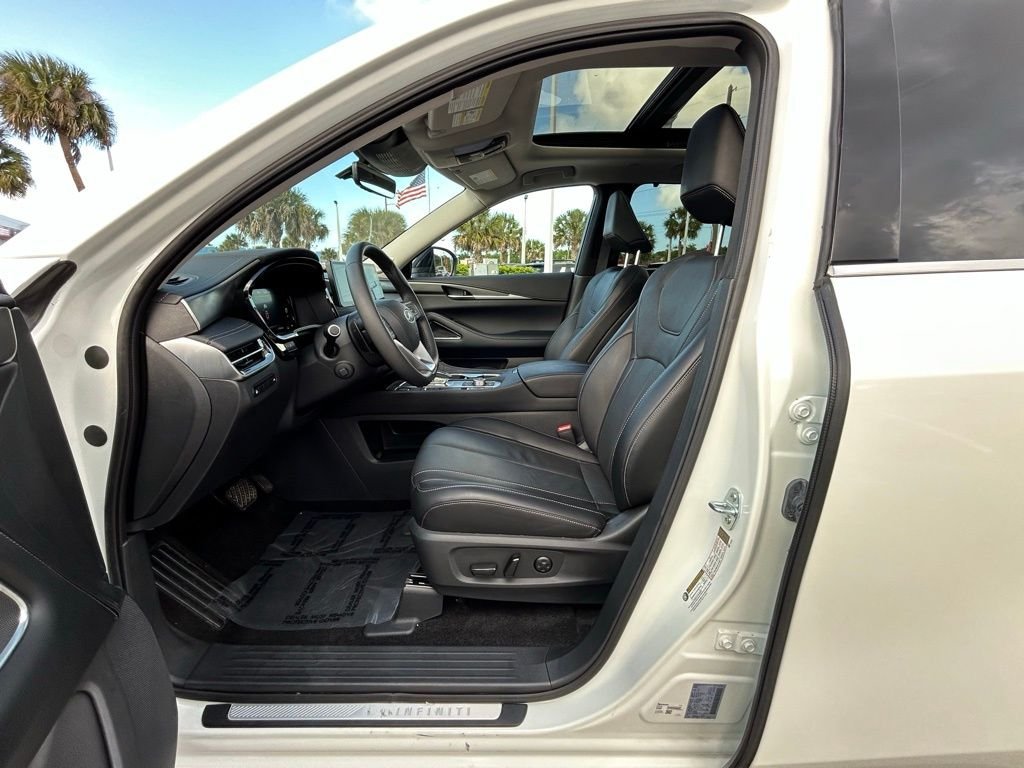 Used 2025 White INFINITI LUXE image 16