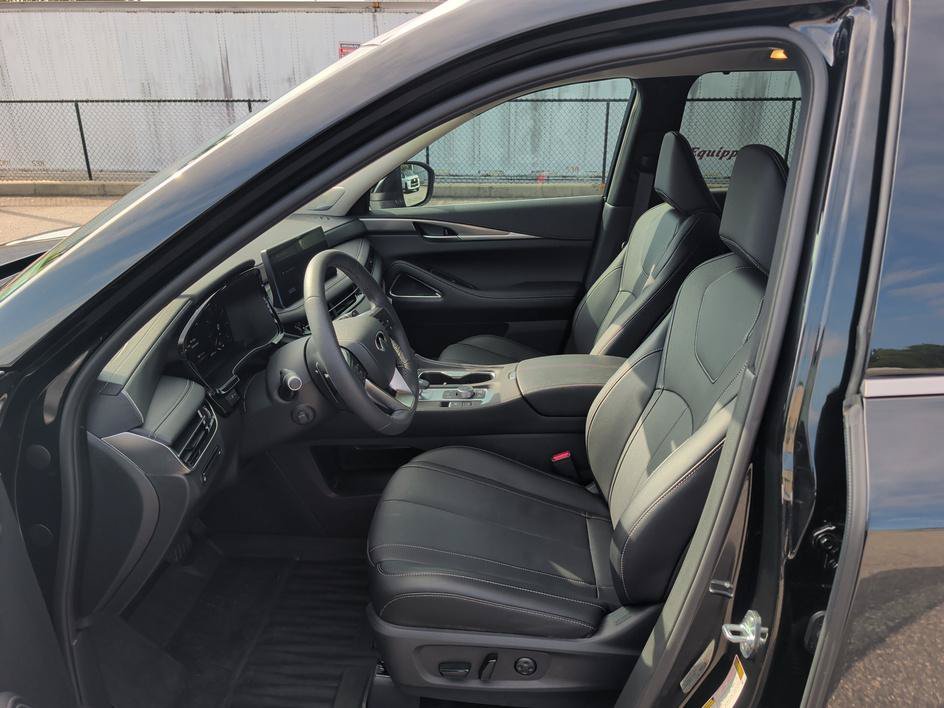 Certified Used 2026 Mineral Black INFINITI LUXE image 8