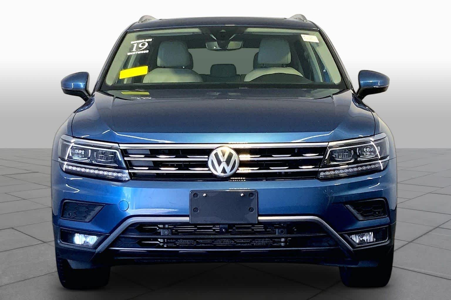 Used 2019 Deep Black Pearl Volkswagen SEL Premium image 4