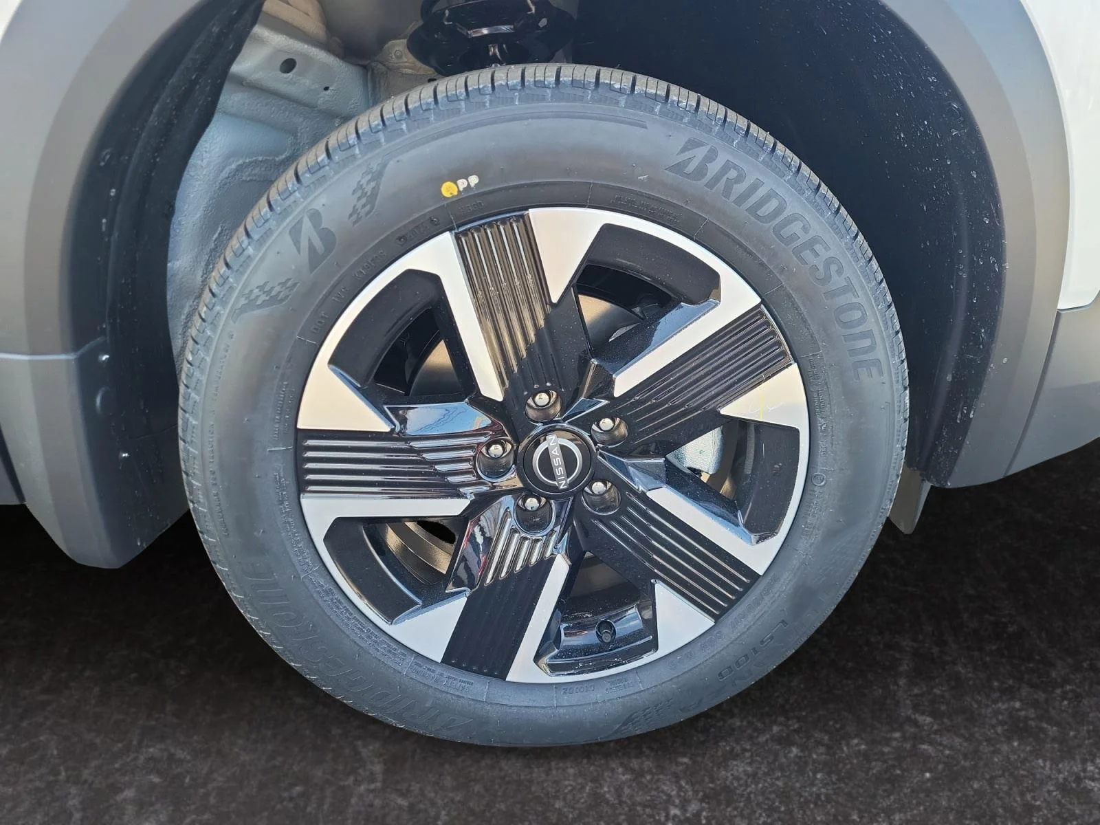 New 2026 Aspen White Tricoat/Super Black Nissan SV image 27