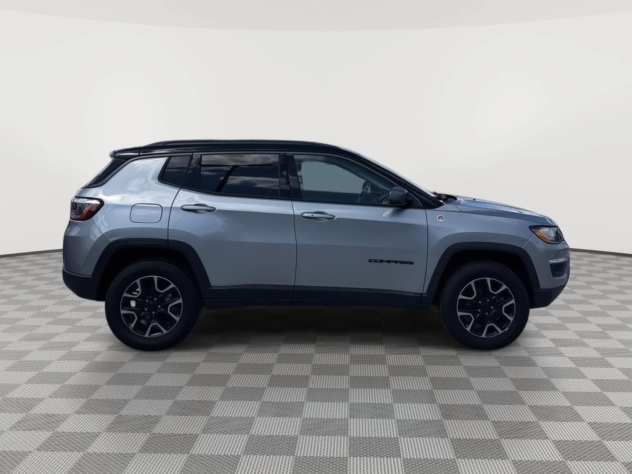 Used 2018 Billet Silver Metallic Clearcoat Jeep Trailhawk image 22