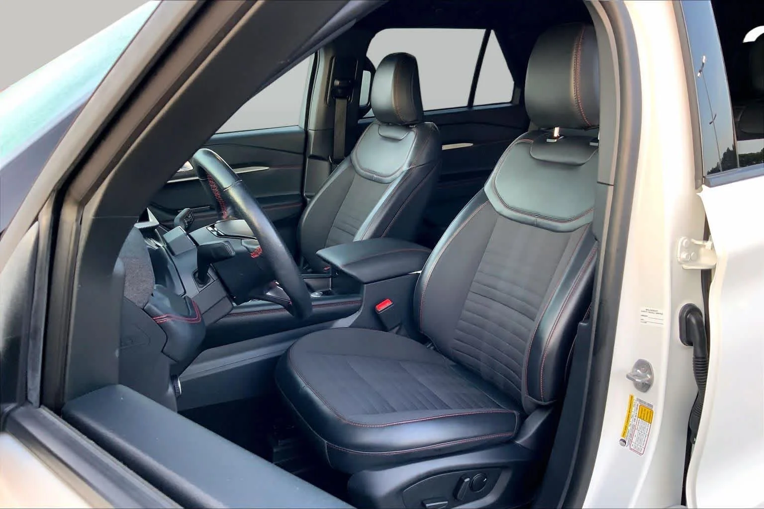 Used 2025 Star White Metallic Tri-Coat Ford ST-Line image 7