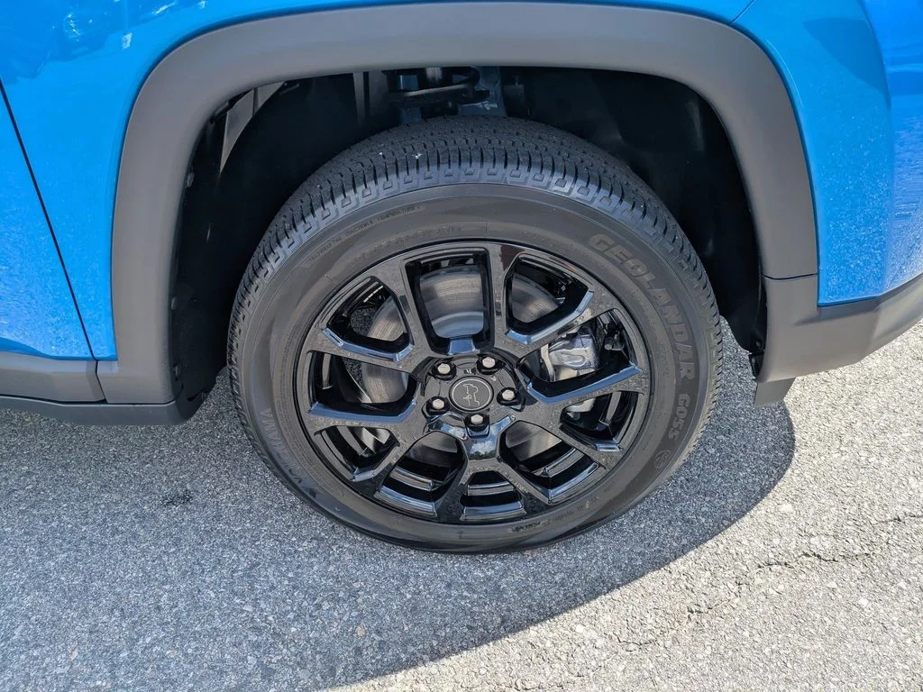 New 2026 Hydro Blue Pearl-Coat Exterior Paint Jeep Latitude image 13